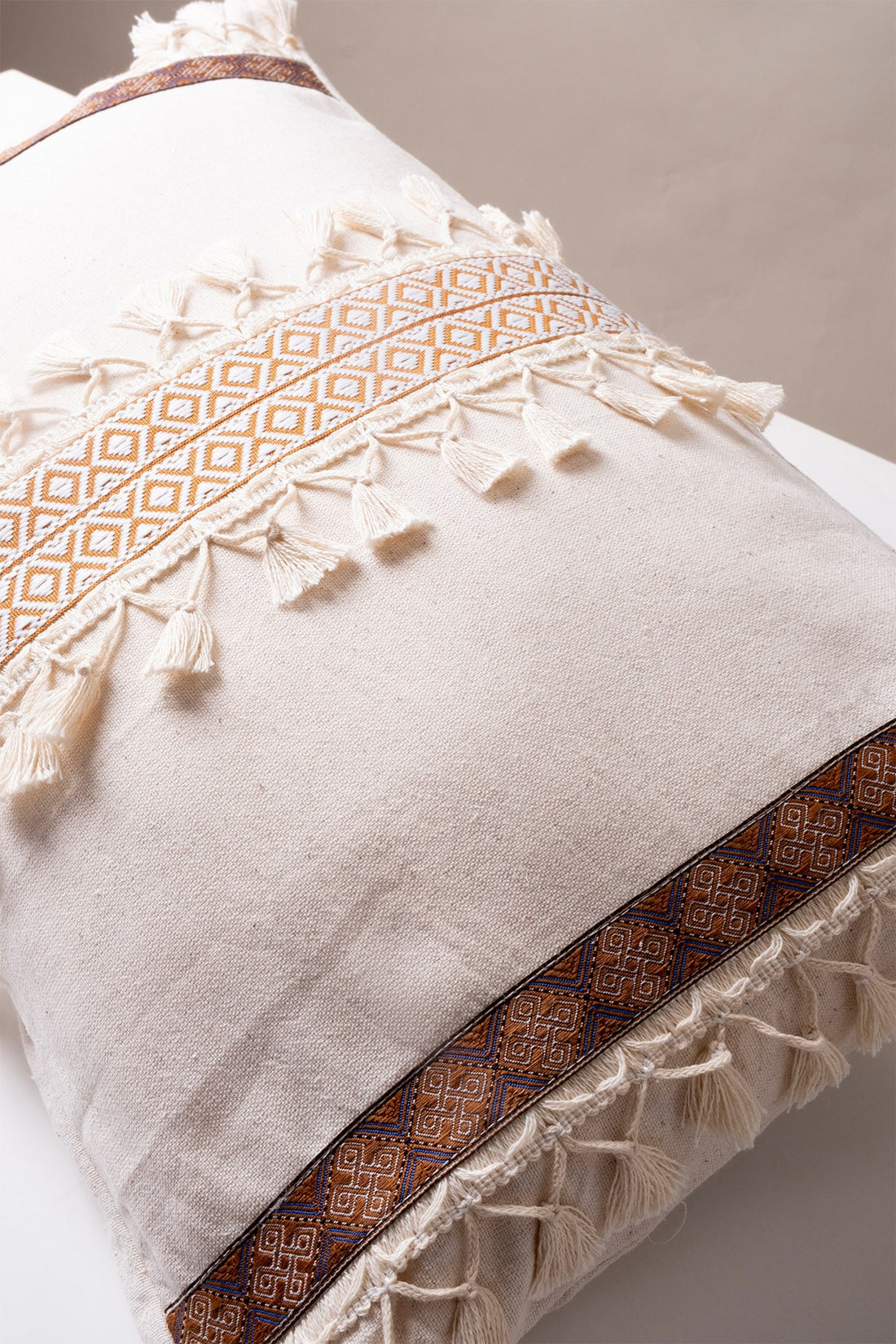 Tekli Özel Tasarım Ham Keten Kahverengi Şerit Ponponlu Kırlent Yastık Kılıfı 35x55 cm