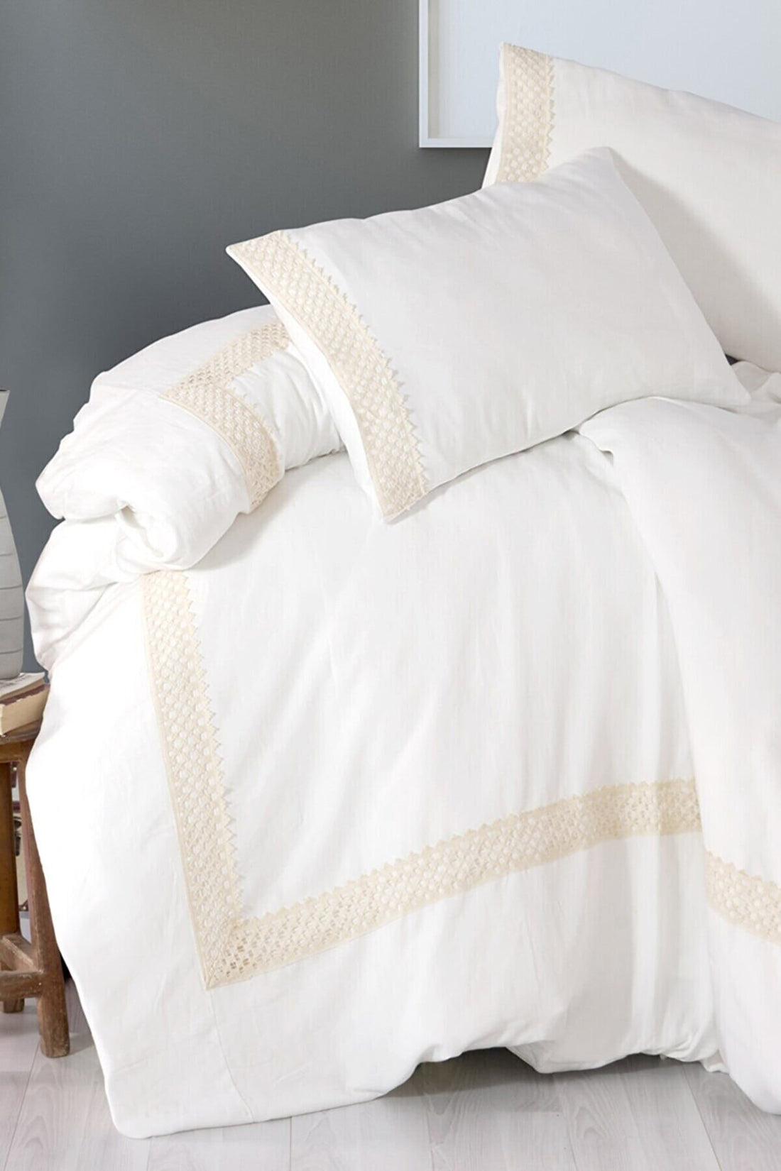 Schlichtes weißes Bettbezug- und Kissenset mit Baumwollbommeln und Quasten 