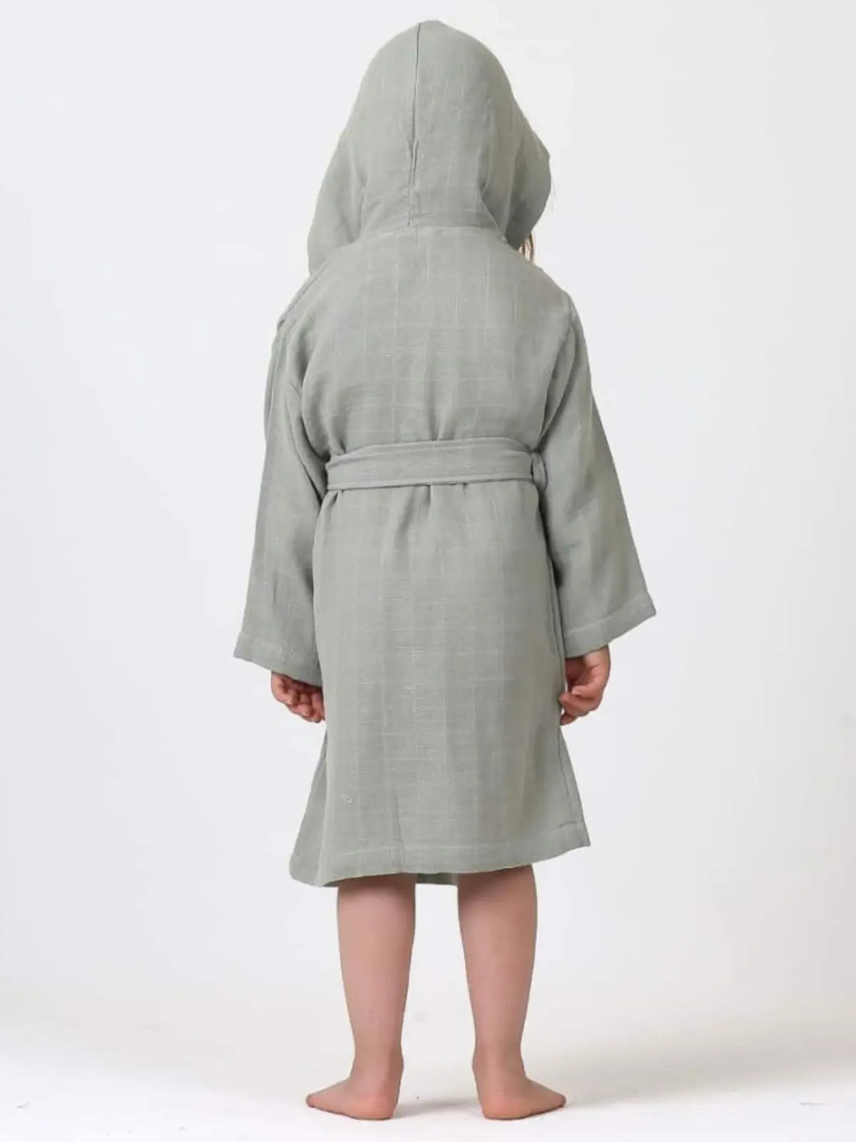 Adaçayı yeşili muslin bebek bornozu giyili çocuk model arka görünüm