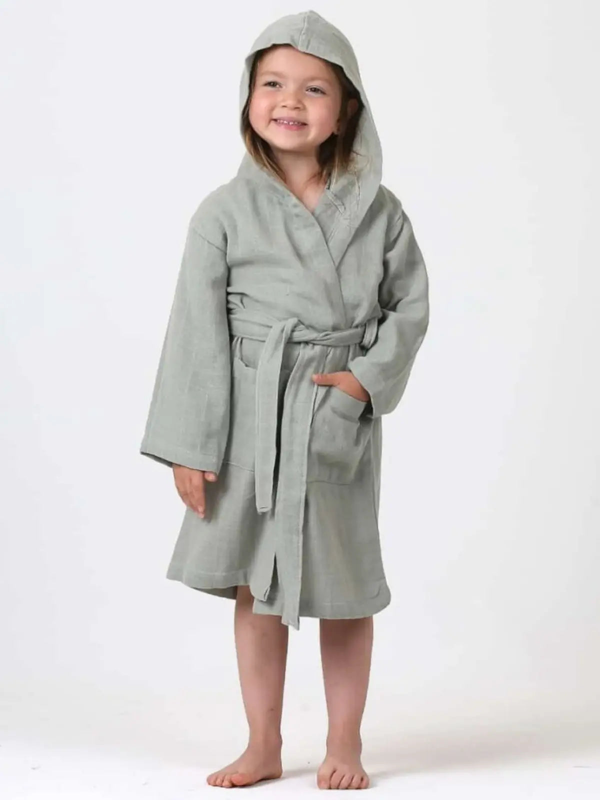 Adaçayı yeşili muslin bebek bornozu giyili çocuk model kapüşon takılı görünüm