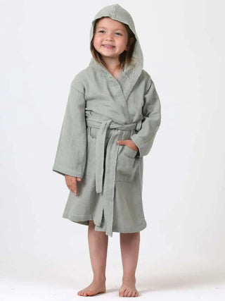 Adaçayı yeşili muslin bebek bornozu giyili çocuk model kapüşon takılı görünüm