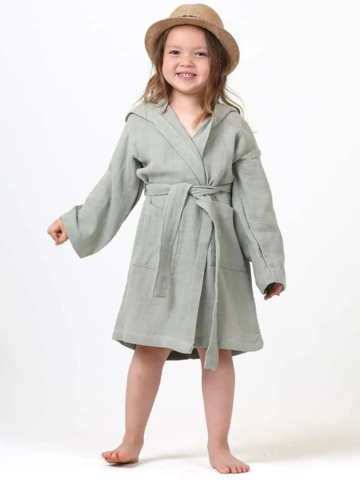 Adaçayı yeşili %100 pamuk 2 kat muslin kapüşonlu bebek bornozu giyili çocuk model ön görünüm