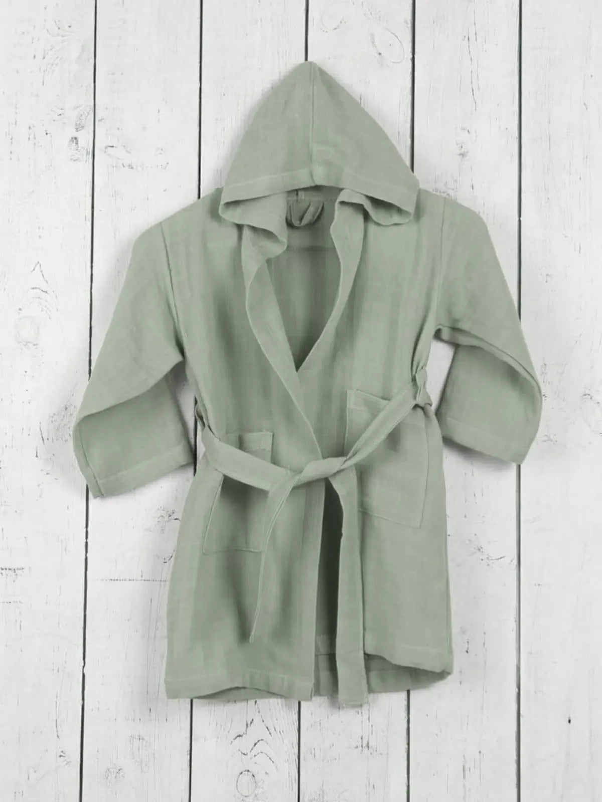 Adaçayı yeşili 2 kat muslin bebek bornozu yerde serilmiş tam ürün görünümü