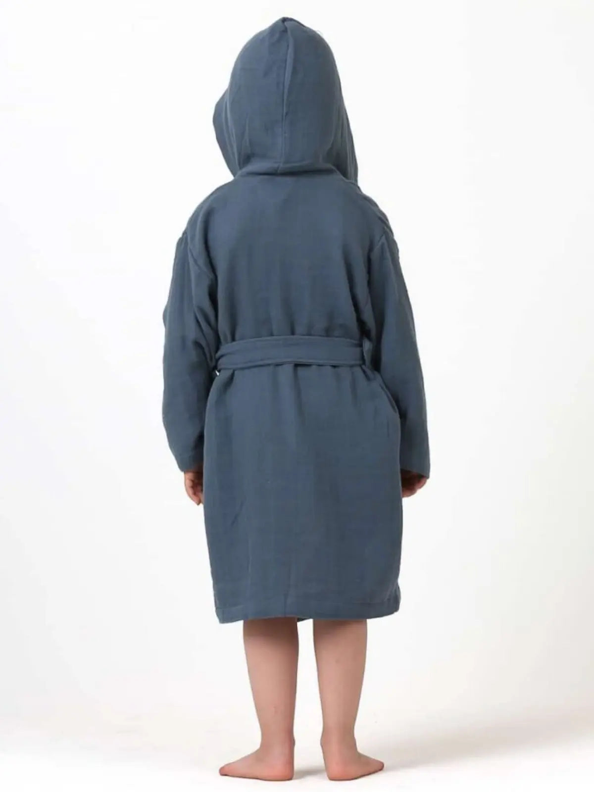 İndigo mavi muslin bebek bornozu giyili çocuk model arka görünüm