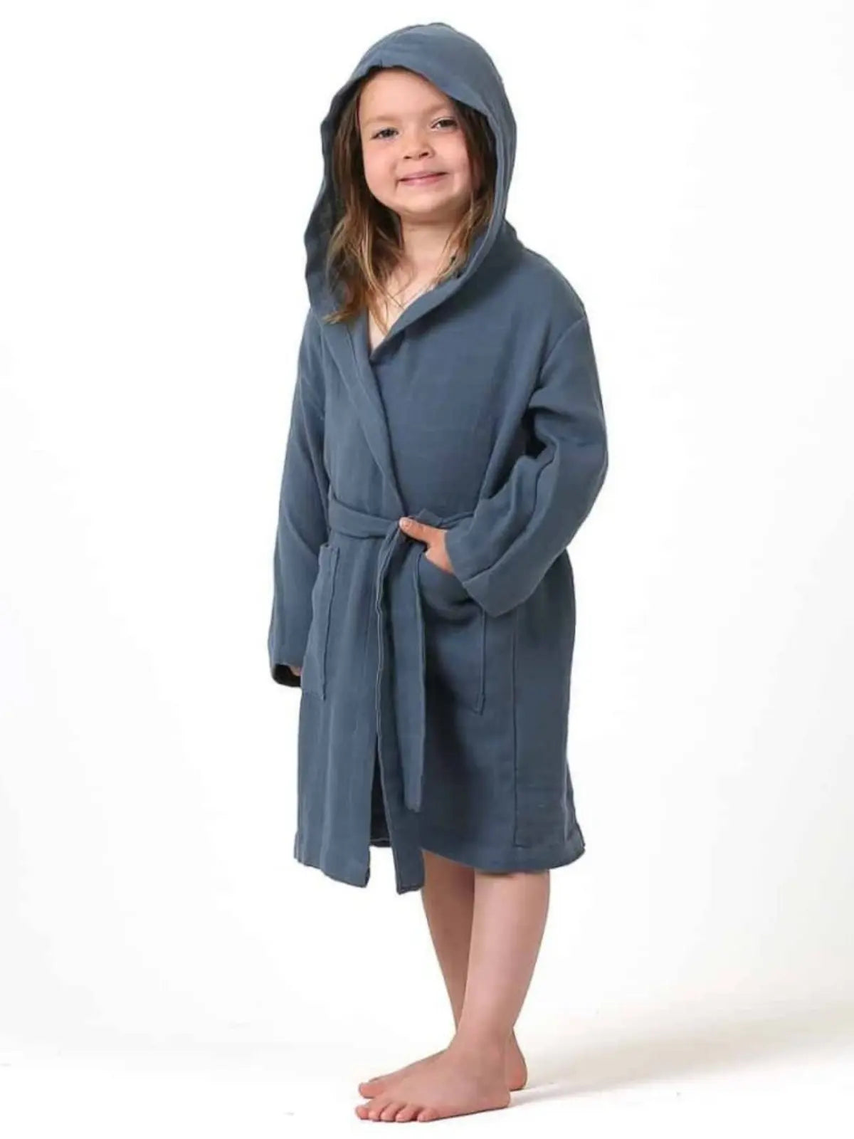İndigo mavi %100 pamuk 2 kat muslin kapüşonlu bebek bornozu giyili çocuk model ön görünüm
