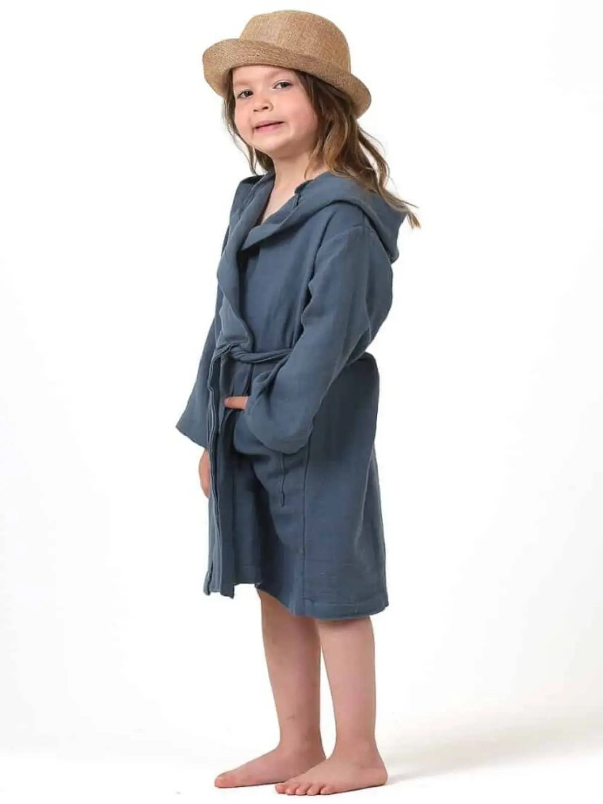 İndigo mavi muslin bebek bornozu giyili çocuk model yan görünüm