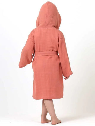 Terracotta muslin bebek bornozu giyili çocuk model arka görünüm