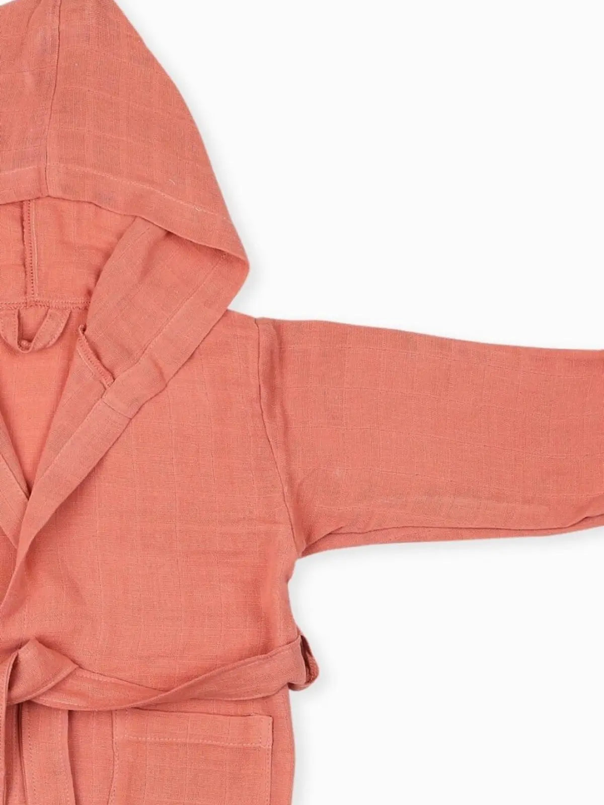 Terracotta muslin bebek bornozu gövde ve kol kumaş detayı