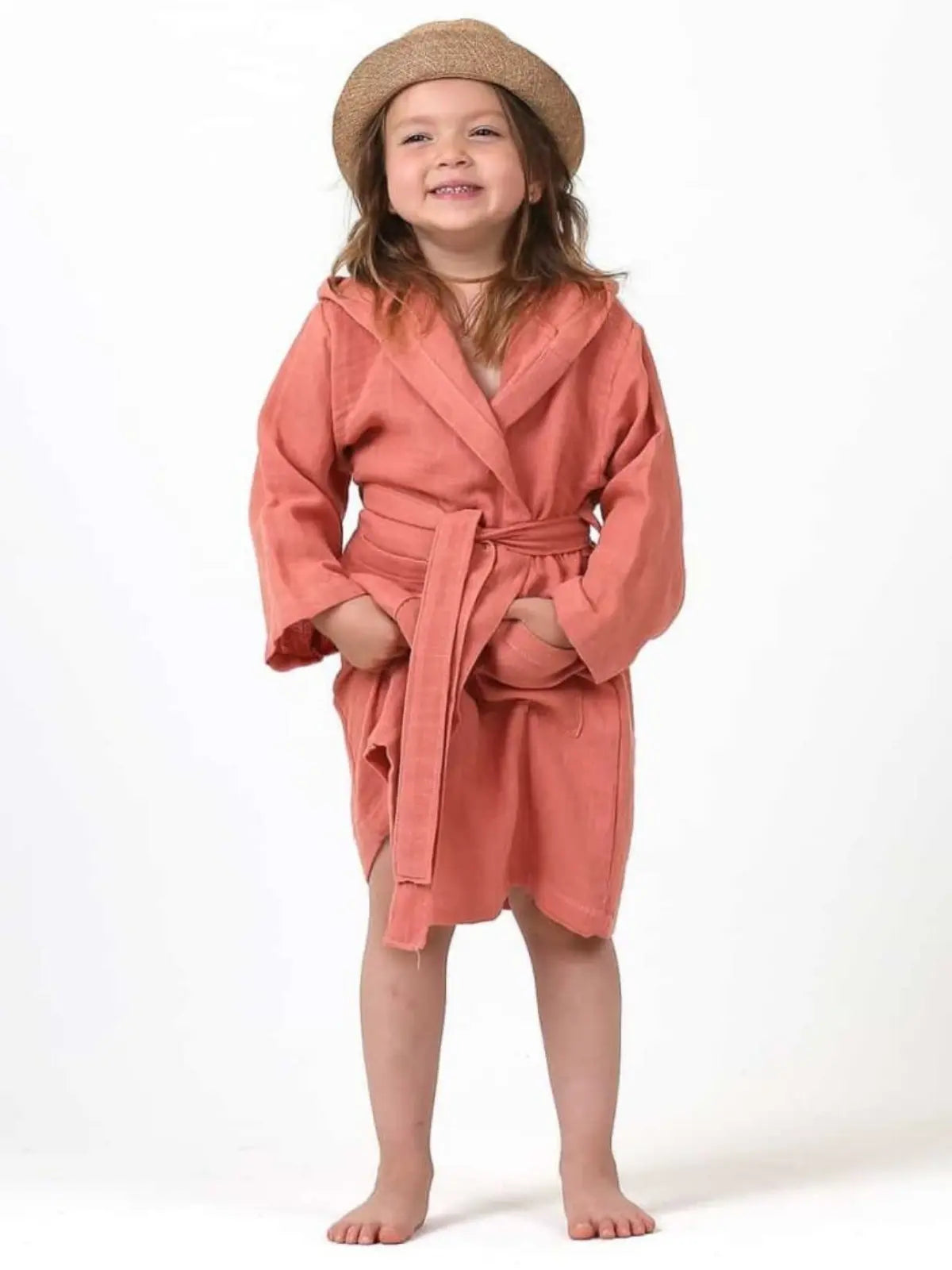 Terracotta muslin bebek bornozu giyili çocuk model ön görünüm