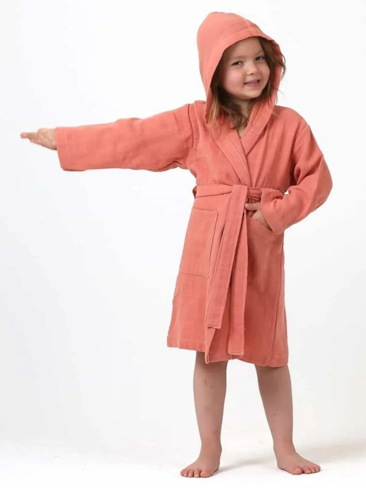 Terracotta %100 pamuk 2 kat muslin bebek bornozu giyili çocuk model kapüşon takılı ön görünüm