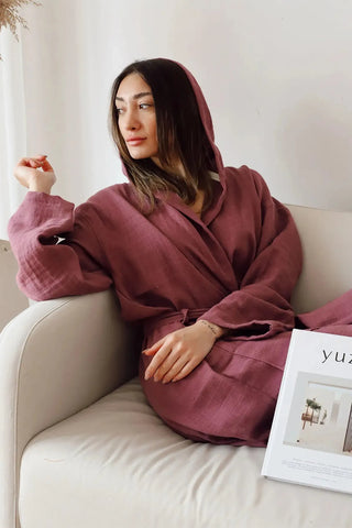 Bordo 2 kat müslin kapüşonlu bornoz, kapüşon takılı oturur yakın çekim – %100 Denizli pamuğu, OEKO-TEX, VivaMaison