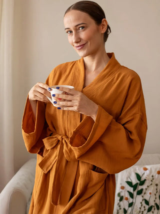 Karamel 2 kat muslin kimono bornoz giyili model görseli