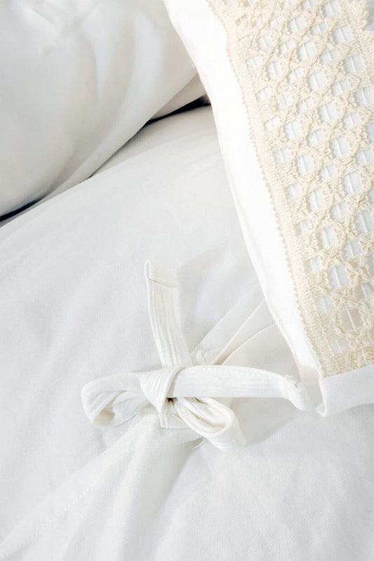 Schlichtes weißes Bettbezug- und Kissenset mit Baumwollbommeln und Quasten 