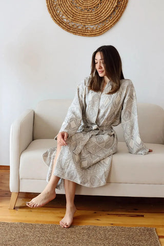 Etnik Antrasit desenli 3 kat jakarlı müslin kimono bornoz, oturur yan görünüm – %100 Denizli pamuğu, OEKO-TEX, VivaMaison