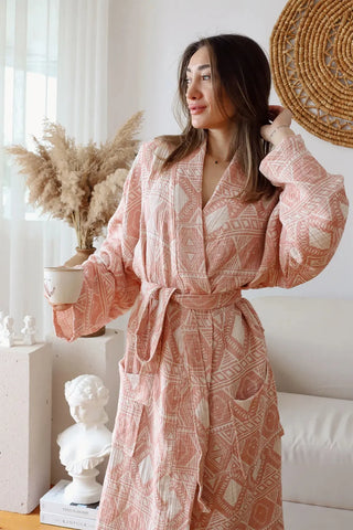 Etnik Pembe desenli 3 kat jakarlı müslin kimono bornoz, ön yakın yaşam çekimi – %100 Denizli pamuğu, OEKO-TEX, VivaMaison