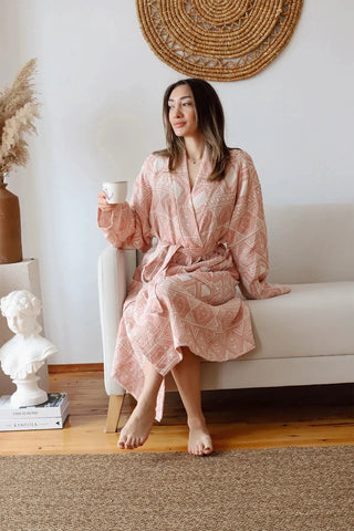 Etnik Pembe desenli 3 kat jakarlı müslin kimono bornoz, kahve keyfi oturur görünüm – %100 Denizli pamuğu, OEKO-TEX, VivaMaison