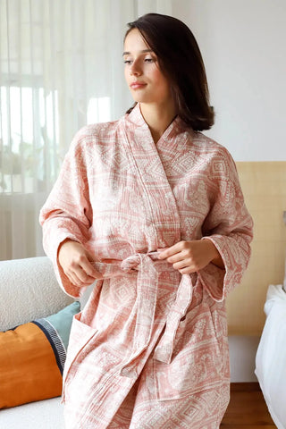 İndian desenli 3 kat jakarlı müslin kimono bornoz, oturur ön yakın çekim – %100 Denizli pamuğu, OEKO-TEX, VivaMaison