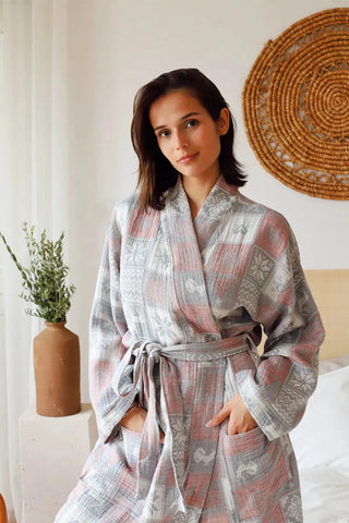 Yılbaşı Desenli desenli 3 kat jakarlı müslin kimono bornoz, ön yakın çekim – %100 Denizli pamuğu, OEKO-TEX, VivaMaison
