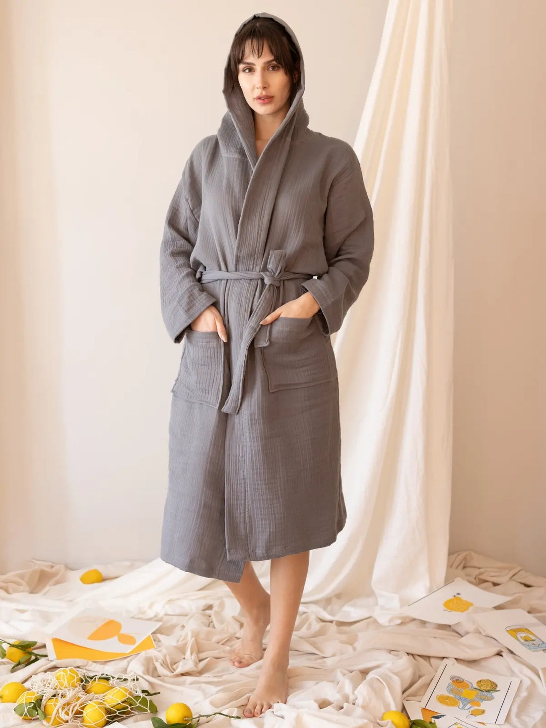 Koyu yeşil %100 pamuk 4 kat muslin kapişonlu bornoz ön görünüm