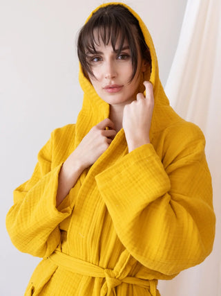 Hardal 4 kat muslin kapişonlu bornoz giyili model görseli