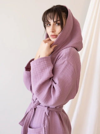 Mürdüm 4 kat muslin kapişonlu bornoz giyili model görseli