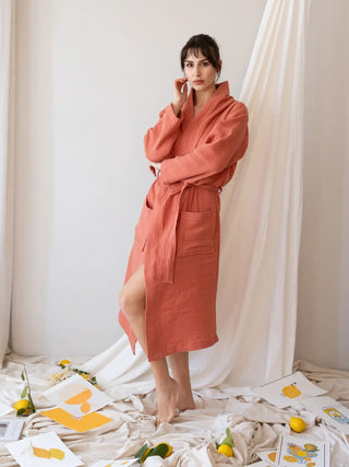 Terracotta 4 kat muslin kapişonlu bornoz giyili model görseli
