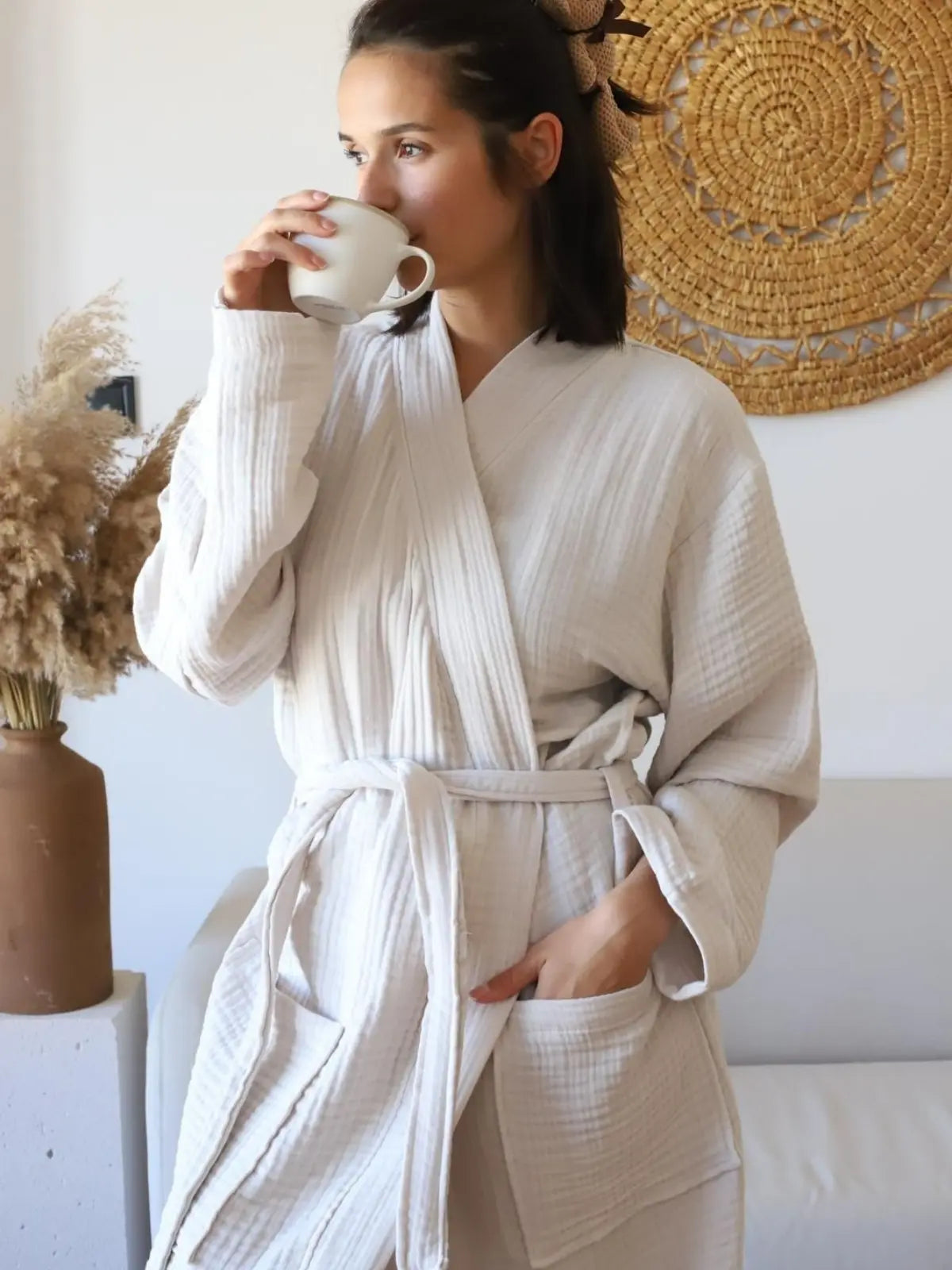 Açık bej muslin kimono bornoz giyili model yarım boy görseli