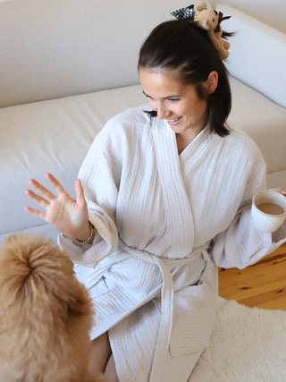 Açık bej muslin kimono bornoz yaka ve kuşak bağlama detayı