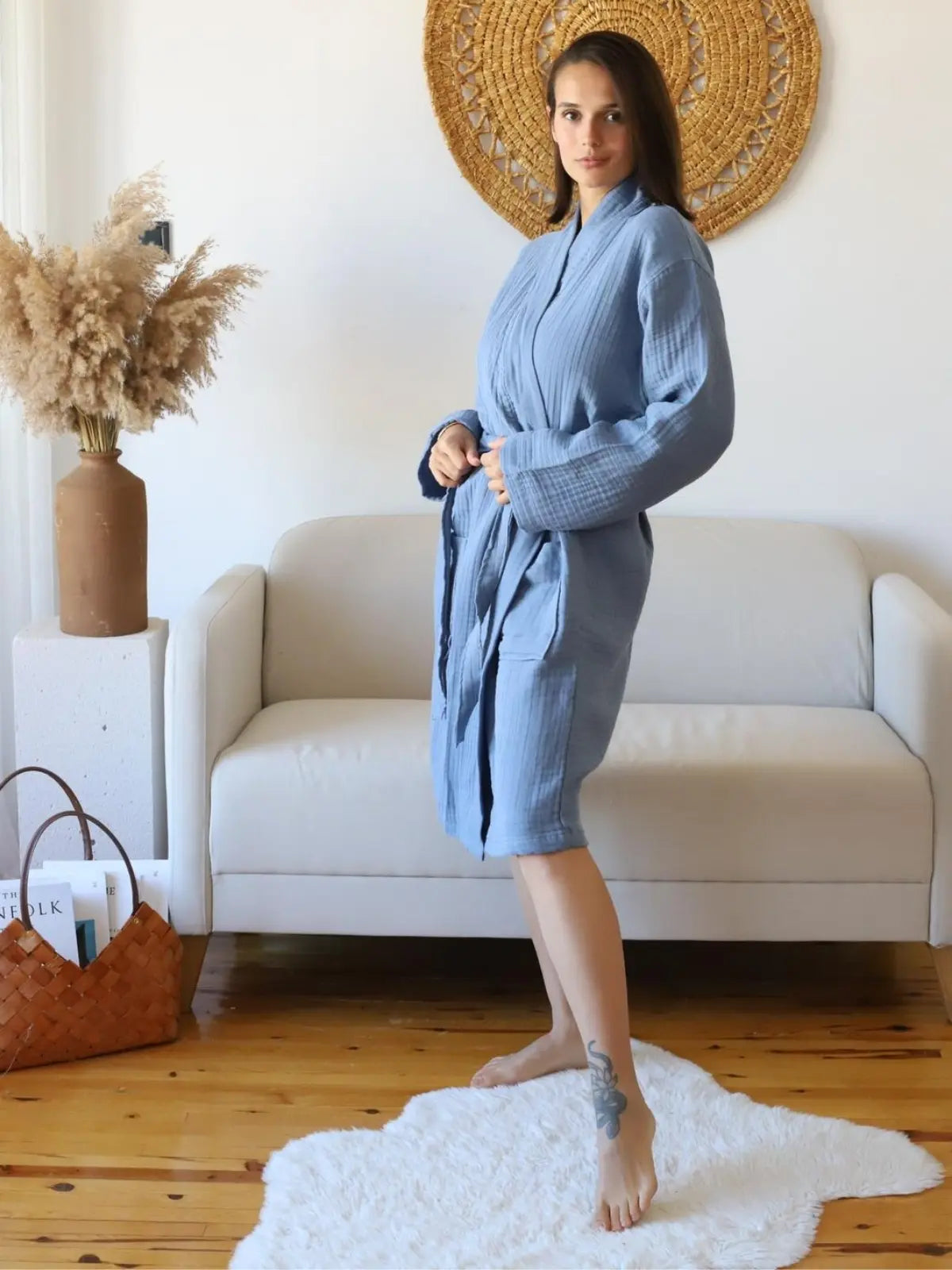 Açık indigo muslin kimono bornoz giyili model görseli