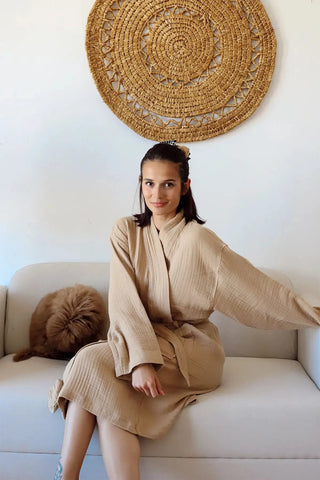 Açık Kahve 4 kat müslin kimono bornoz, kumaş dokusu yakın çekim – %100 Denizli pamuğu, OEKO-TEX, VivaMaison