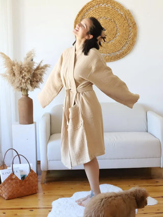 Açık kahve muslin kimono bornoz giyili model tam boy görseli