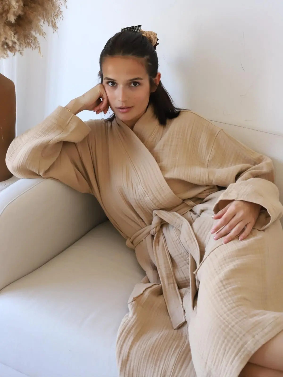 Açık kahve muslin kimono bornoz giyili model yarım boy görseli