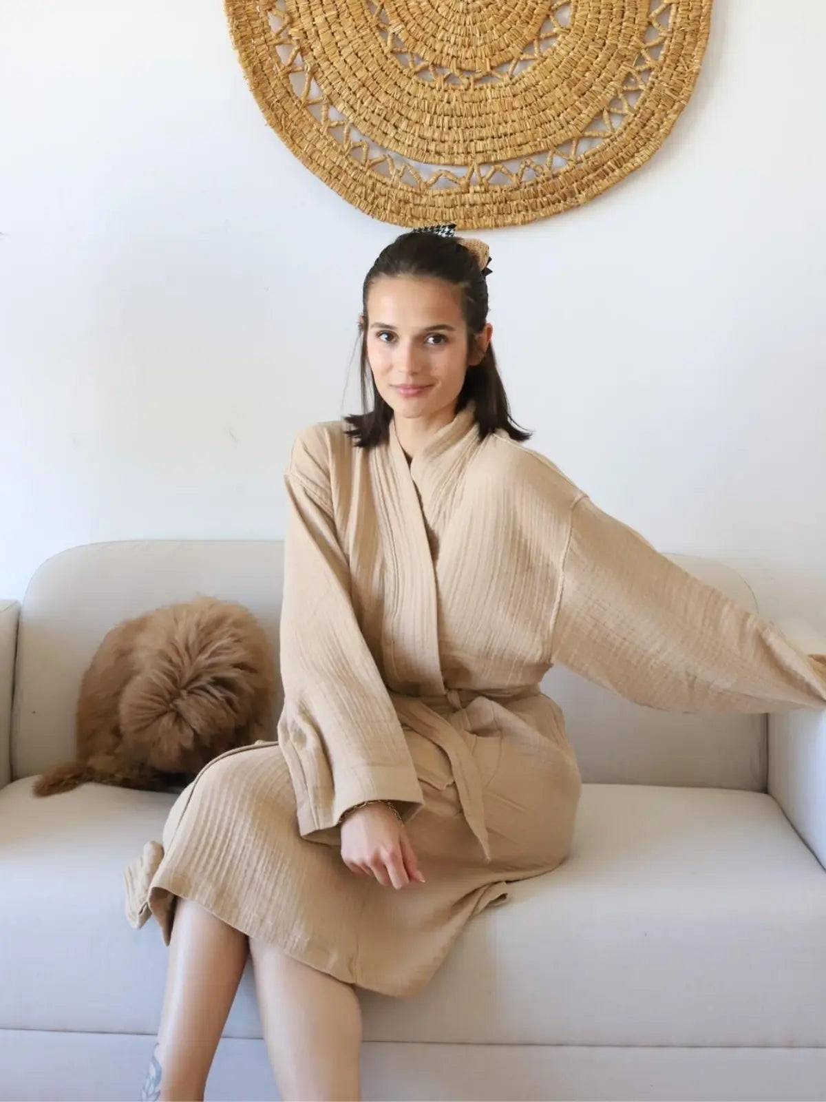 Açık kahve muslin kimono bornoz yaka ve kuşak bağlama detayı