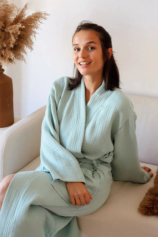 Adaçayı Yeşili 4 kat müslin kimono bornoz, kumaş dokusu yakın çekim – %100 Denizli pamuğu, OEKO-TEX, VivaMaison