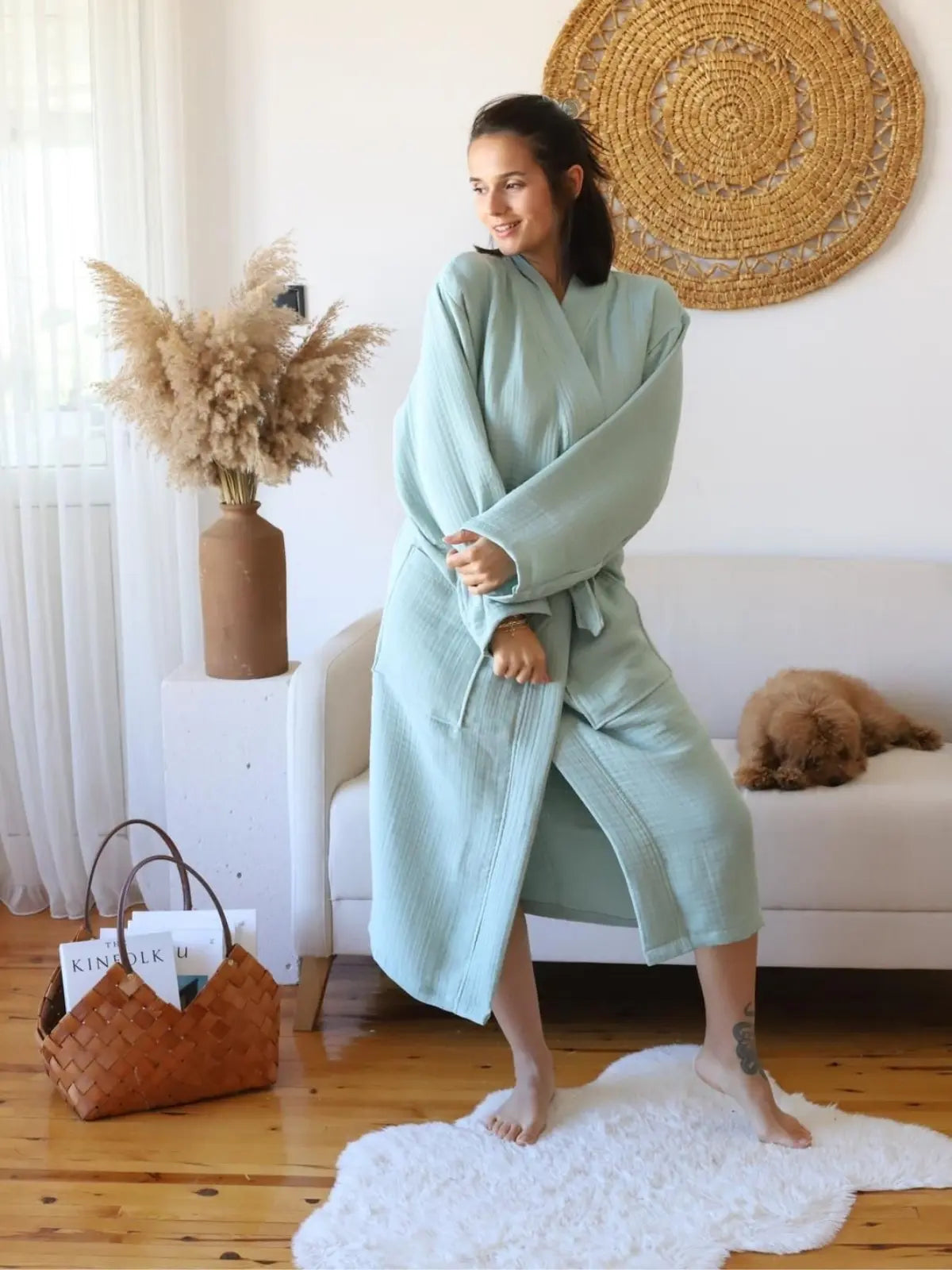 Adaçayı yeşili muslin kimono bornoz giyili model görseli