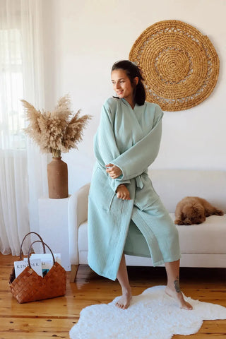 Adaçayı Yeşili 4 kat müslin kimono bornoz, ön tam boy – %100 Denizli pamuğu, OEKO-TEX, VivaMaison
