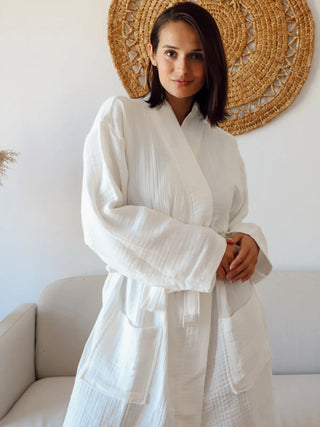 Beyaz muslin kimono bornoz giyili model görseli spa tarzı