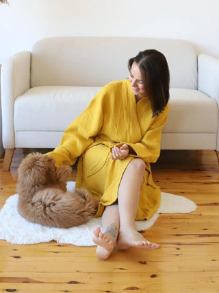 Hardal muslin kimono bornoz geniş kol ve yaka kesimi detayı