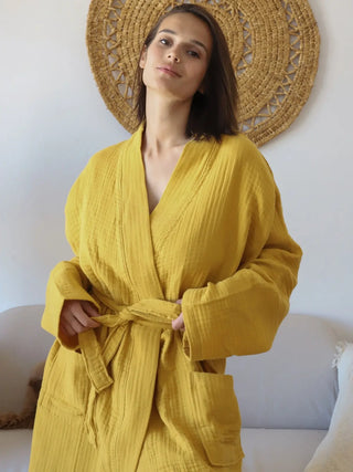 Hardal muslin kimono bornoz giyili model tam boy görseli