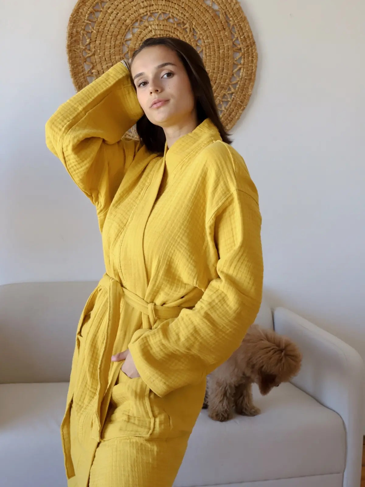 Hardal muslin kimono bornoz giyili model yarım boy görseli