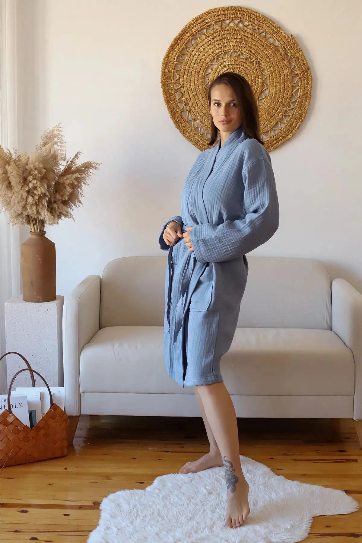 Indigo Mavi 4 kat müslin kimono bornoz, yan görünüm yaşam çekimi – %100 Denizli pamuğu, OEKO-TEX, VivaMaison