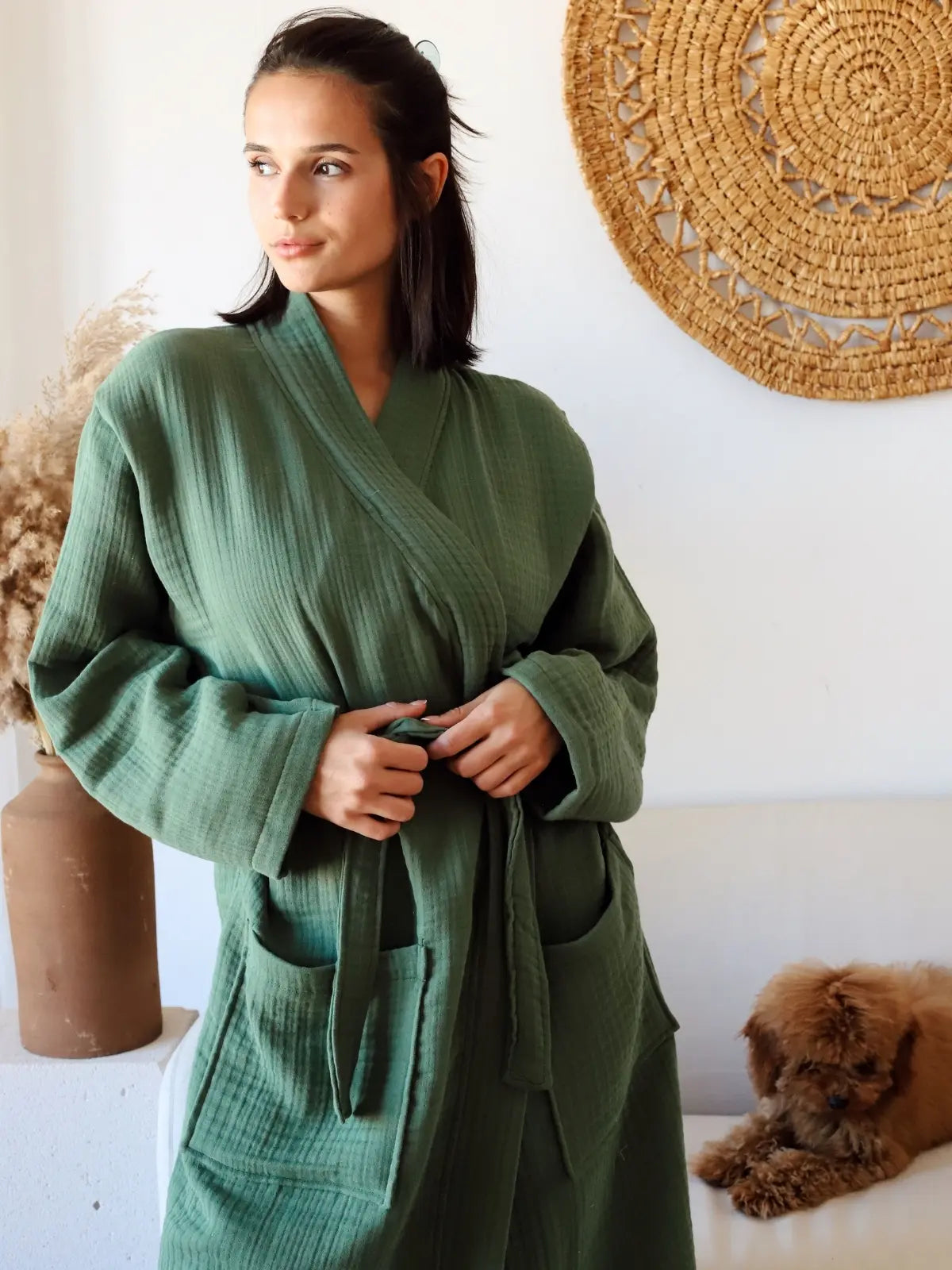 Koyu yeşil muslin kimono bornoz giyili model görseli