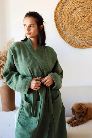 Koyu Yeşil 4 kat müslin kimono bornoz, ön tam boy – %100 Denizli pamuğu, OEKO-TEX, VivaMaison