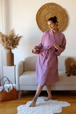 Mürdüm 4 kat müslin kimono bornoz, kumaş dokusu yakın çekim – %100 Denizli pamuğu, OEKO-TEX, VivaMaison