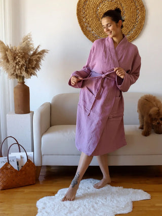 Mürdüm muslin kimono bornoz giyili model görseli