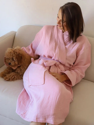 Pembe 4 kat muslin bornoz pamuk kumaş dokusu yakın çekim
