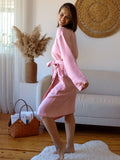 Pembe muslin kimono bornoz giyili model görseli