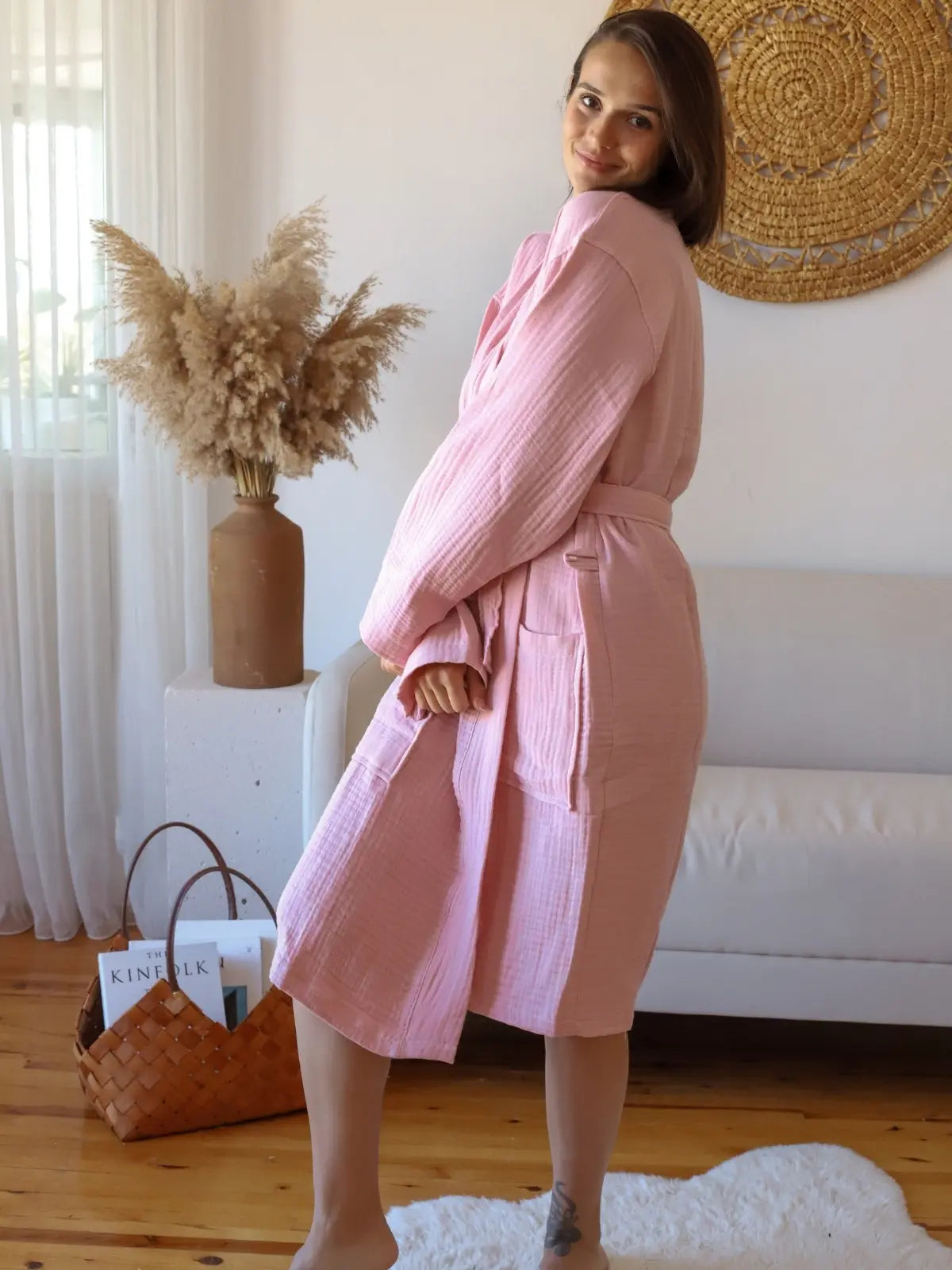 Pembe muslin kimono bornoz yaka ve kuşak detayı
