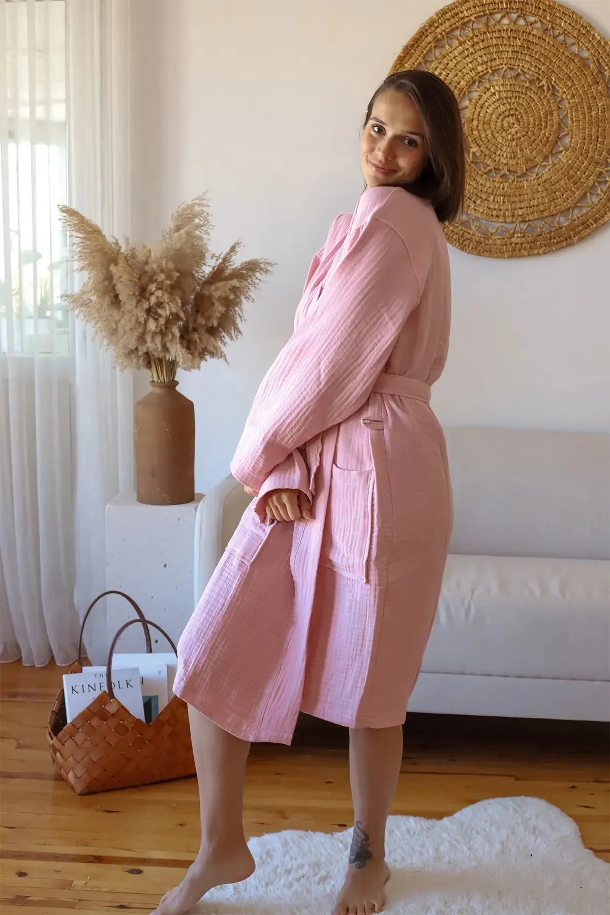 Pembe 4 kat müslin kimono bornoz, yan görünüm yaşam çekimi – %100 Denizli pamuğu, OEKO-TEX, VivaMaison