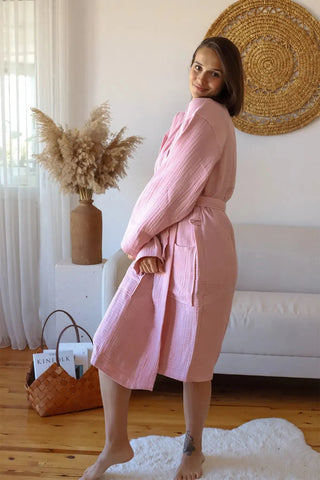 Pembe 4 kat müslin kimono bornoz, yan görünüm yaşam çekimi – %100 Denizli pamuğu, OEKO-TEX, VivaMaison